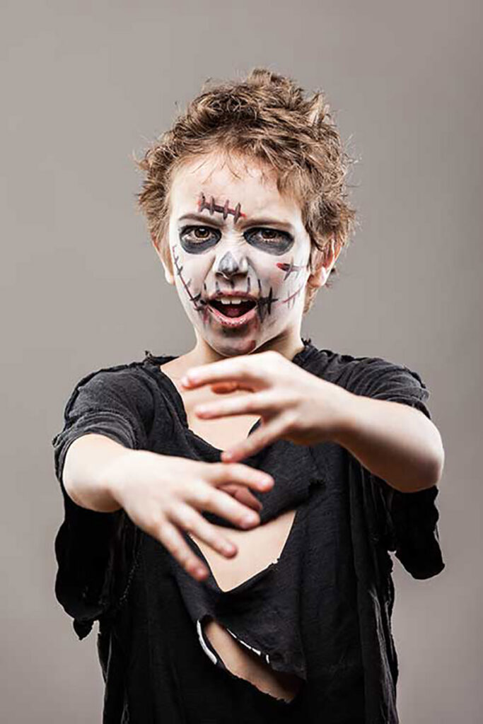 Bambino travestito da zombie per Halloween