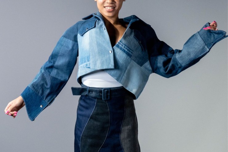 ragazza con giacca di jeans in vari colori