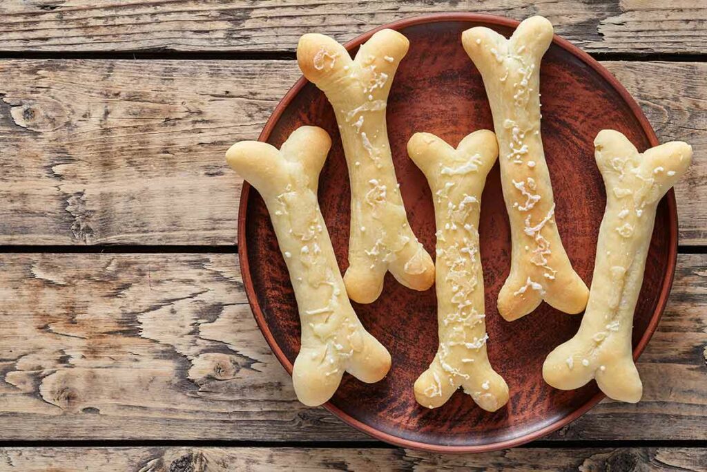 biscotti a forma di ossa per Halloween