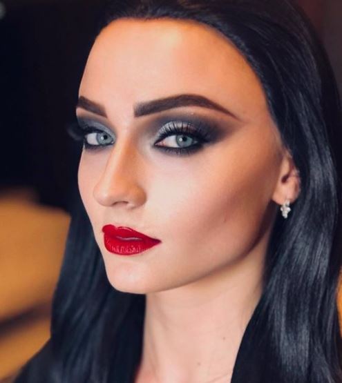 ragazza con rossetto rosso e ombretto nero