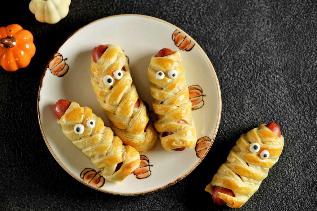 antipasti di pasta sfoglia a forma di mummie con wurstel per il menu di halloween