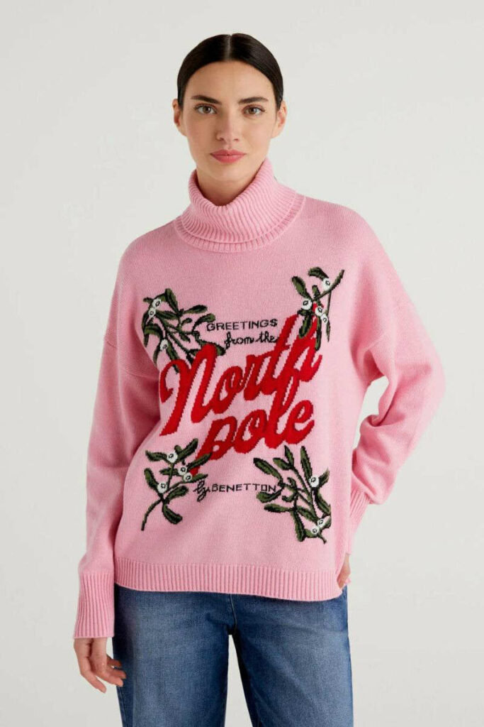 ragazza con maglione natalizio rosa