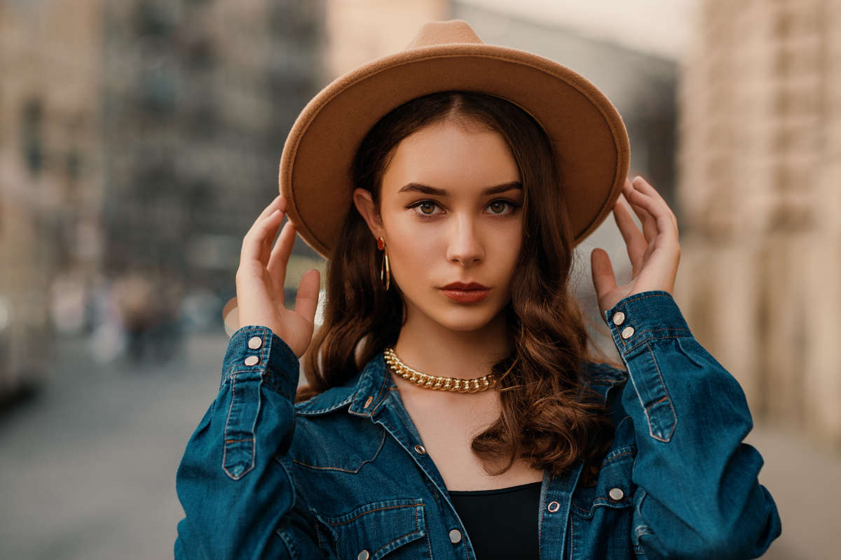 Ragazza con cappello Fedora