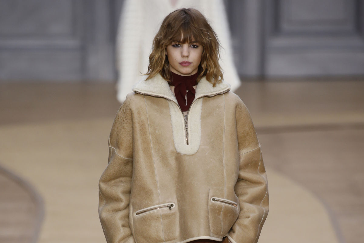 Modella con cappotto montone