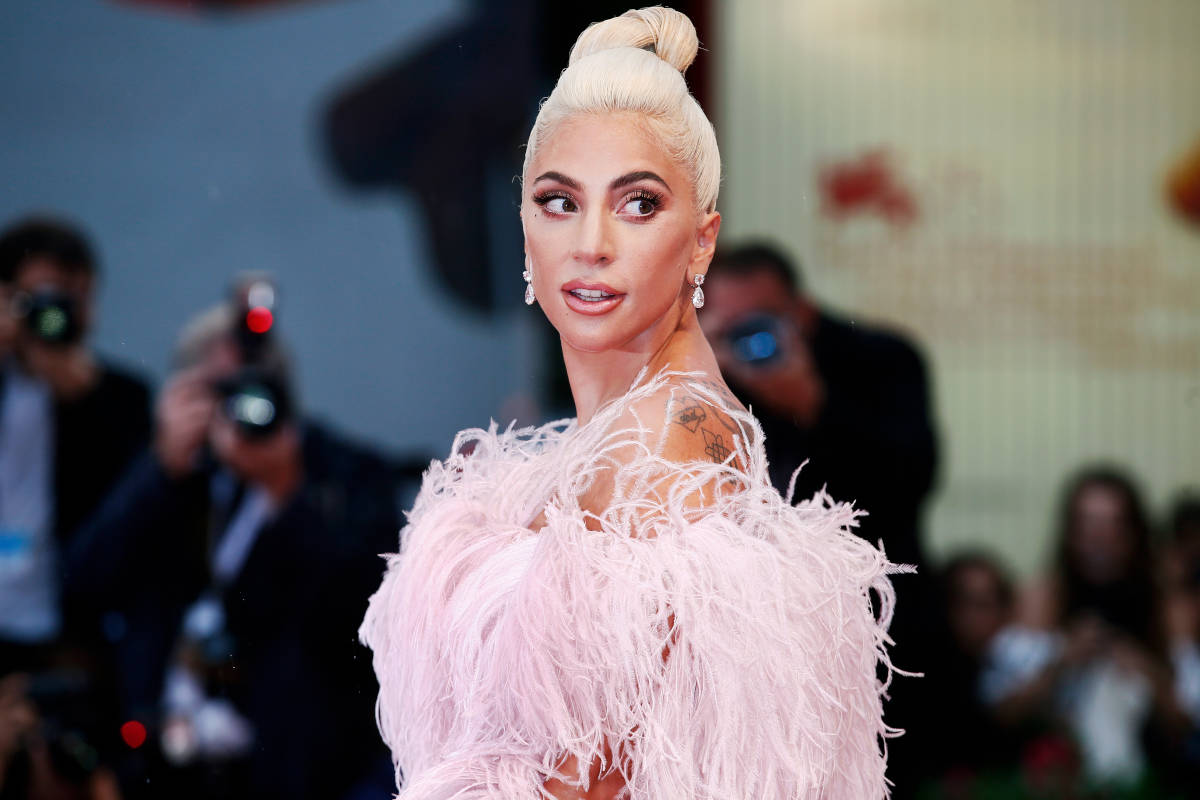 Lady Gaga tradisce Gucci con Versace all’Odeon di Milano