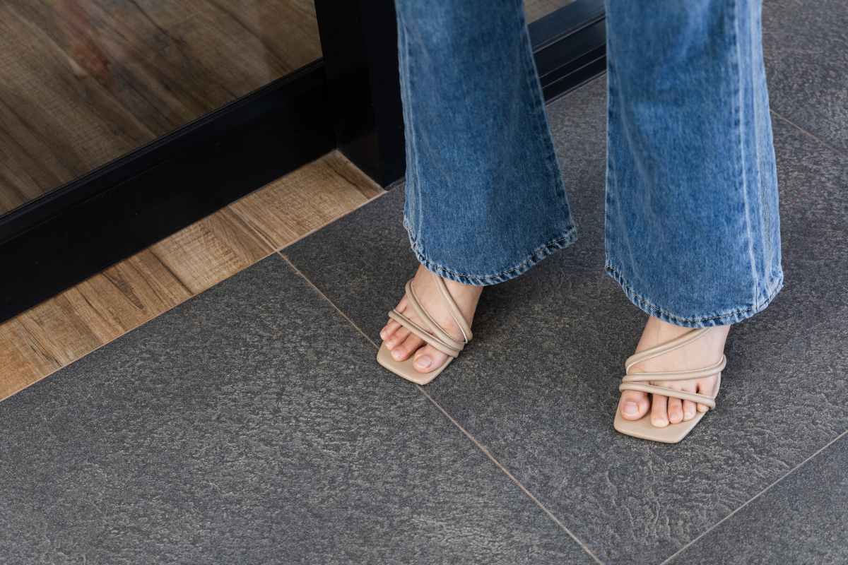 Pantaloni modello bootcut
