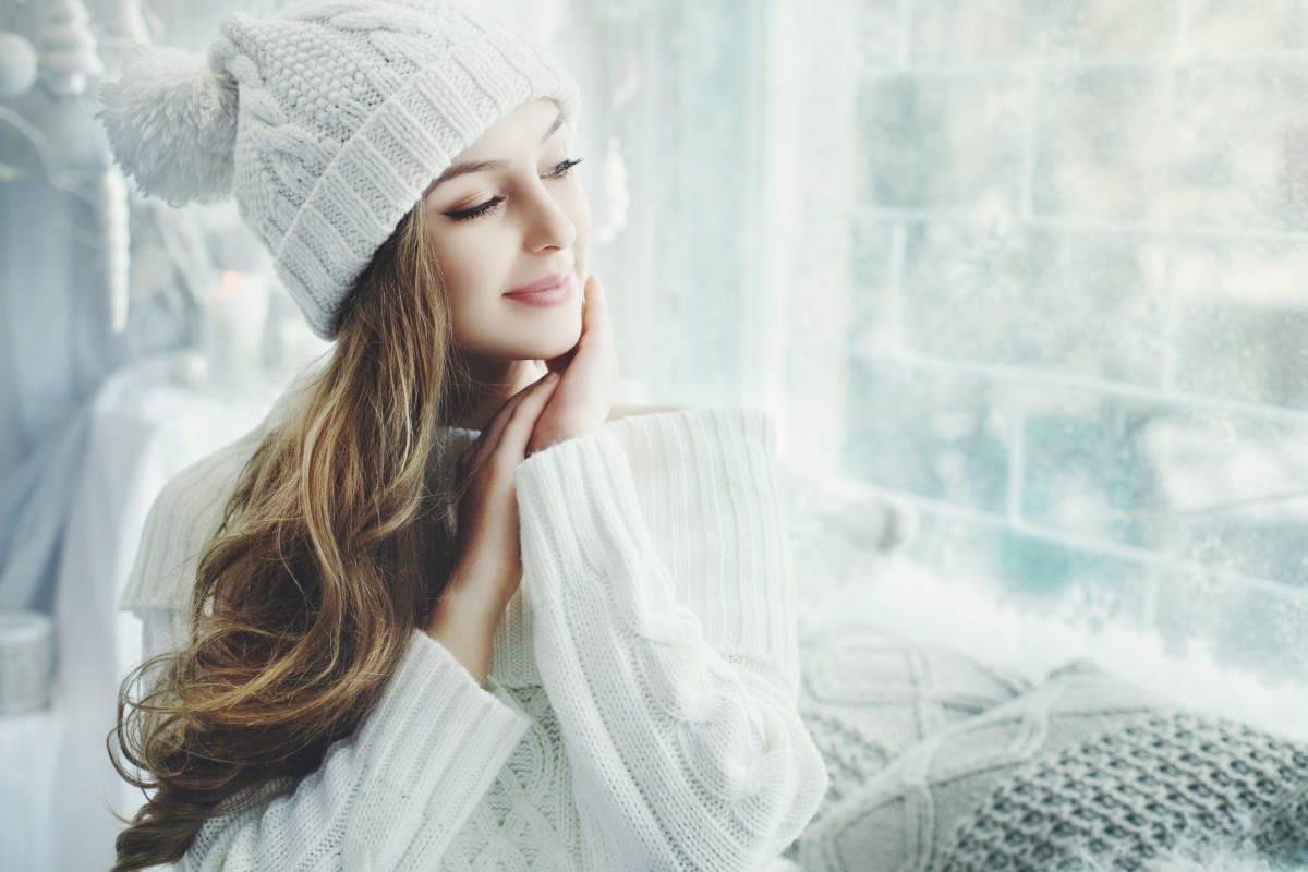 Ragazza con maglione bianco