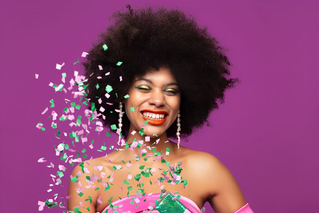 Ragazza con capelli afro e make-up colorato felice