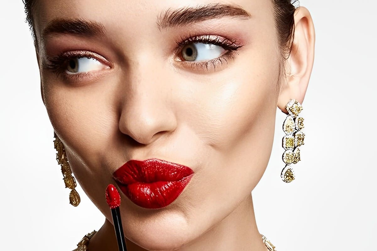 ragazza mentre applica il rossetto rosso - offerte beauty black friday