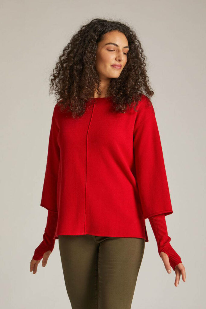 donna con maglione rosso e manicotti rossi