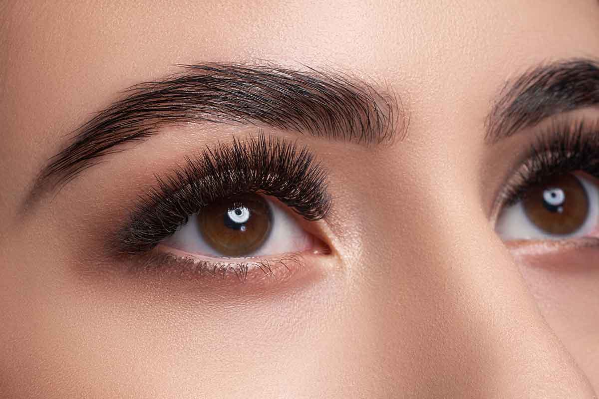 Sopracciglia: i beauty trend della Primavera 2022