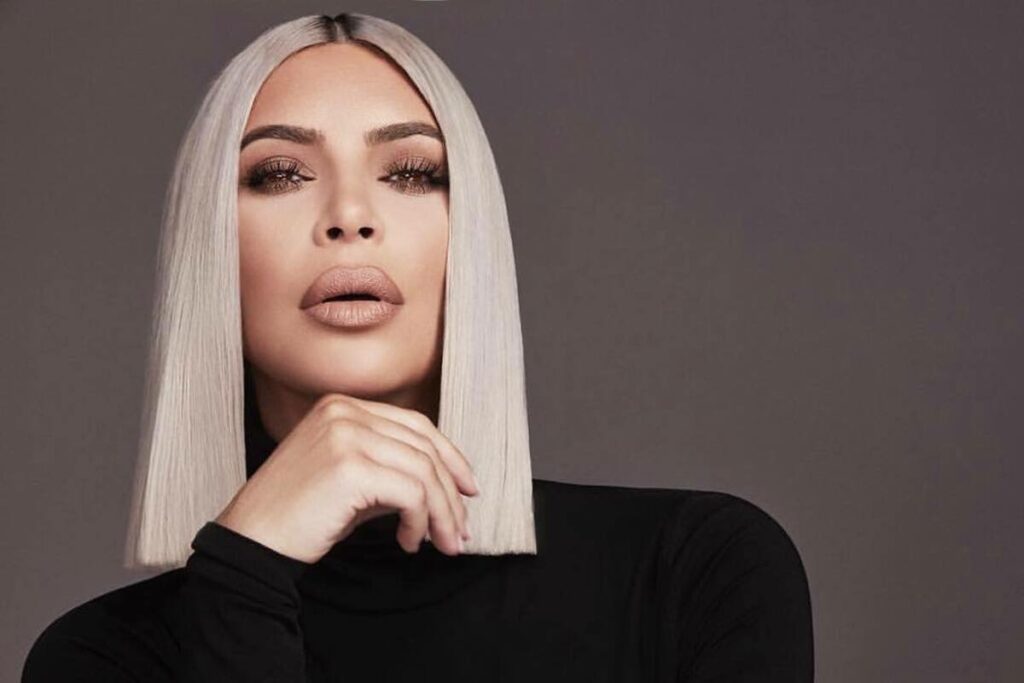 Kim Kardashian con caschetto liscio color platino - Tendenze capelli autunno inverno