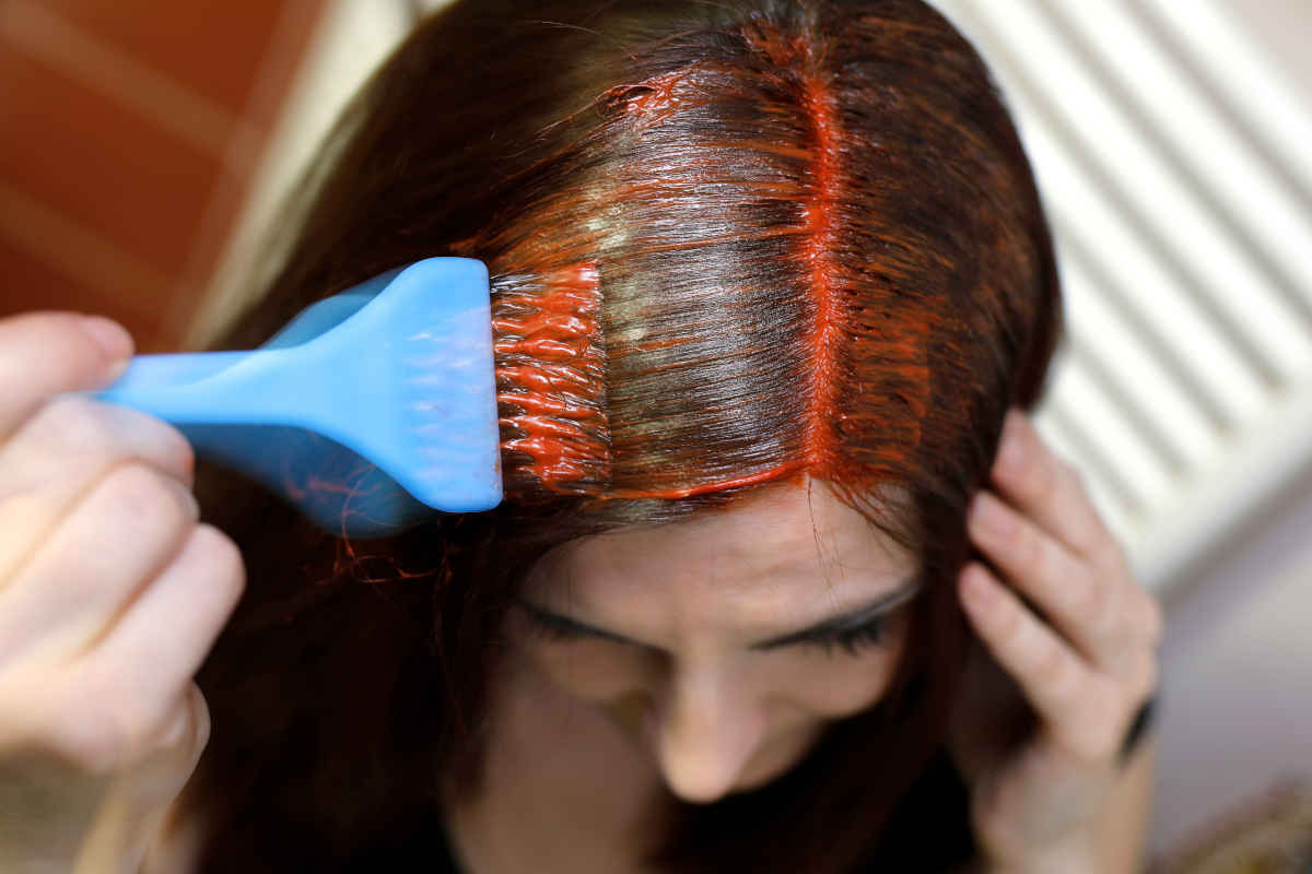 donna esegue colorazione naturale alla cannella per coprire i capelli bianchi