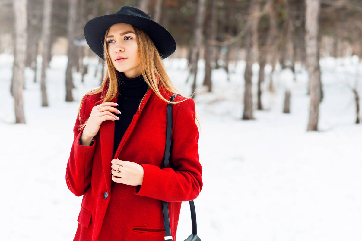 Ragazza con cappotto rosso