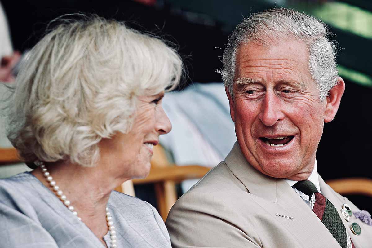 Carlo e Camilla, il presunto figlio segreto reclama il trono: è scandalo