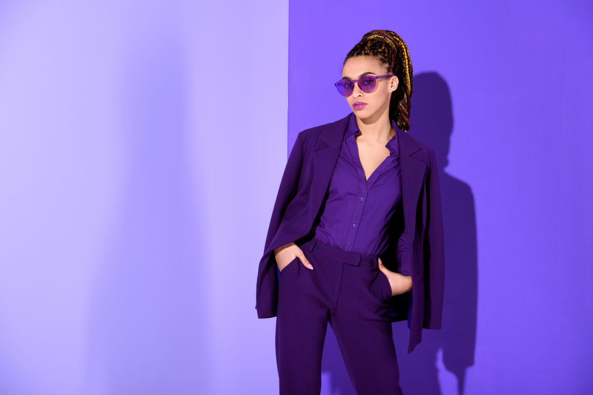 Outfit viola colore Pantone 2022
