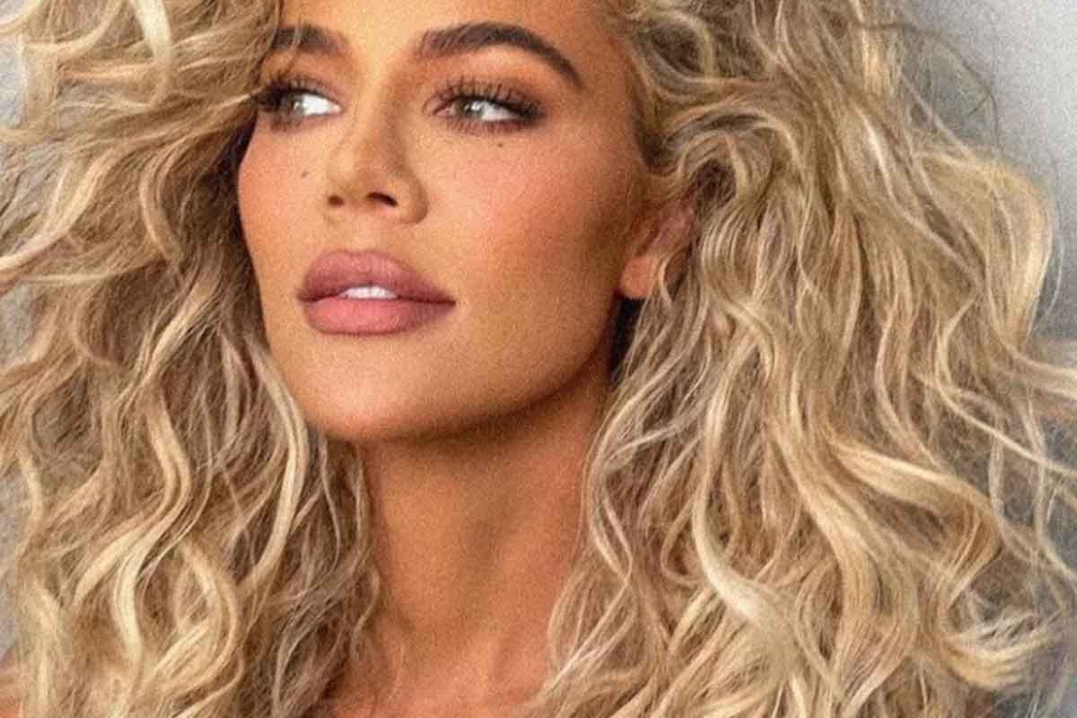 Ricci super volume e biondo perfetto: il look di Khloé Kardashian fa esplodere la tendenza