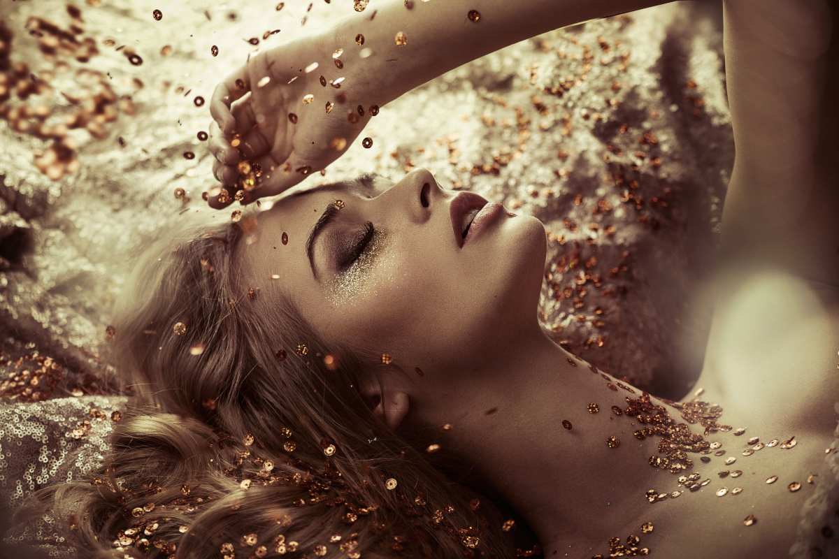 Donna con strass sul volto