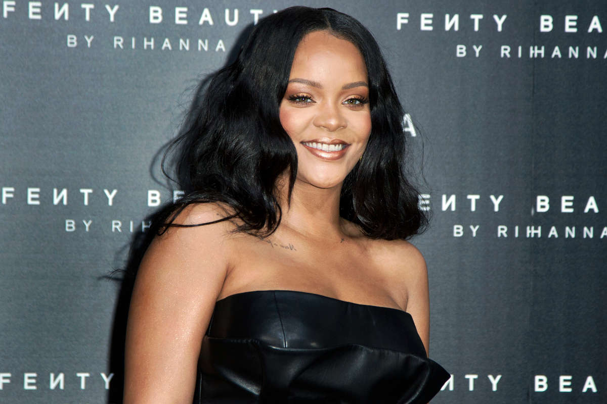 Rihanna eroina nazionale di Barbados con un look da queen