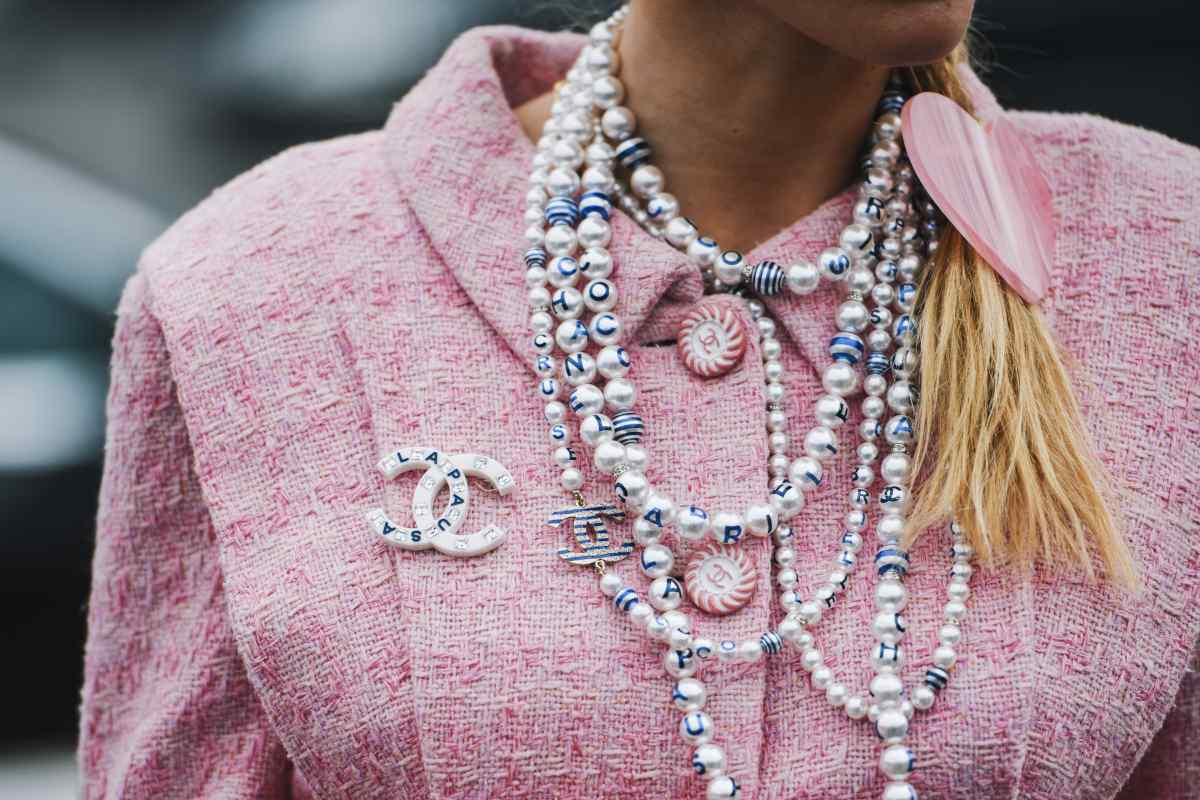 Spilla e gioielli Chanel