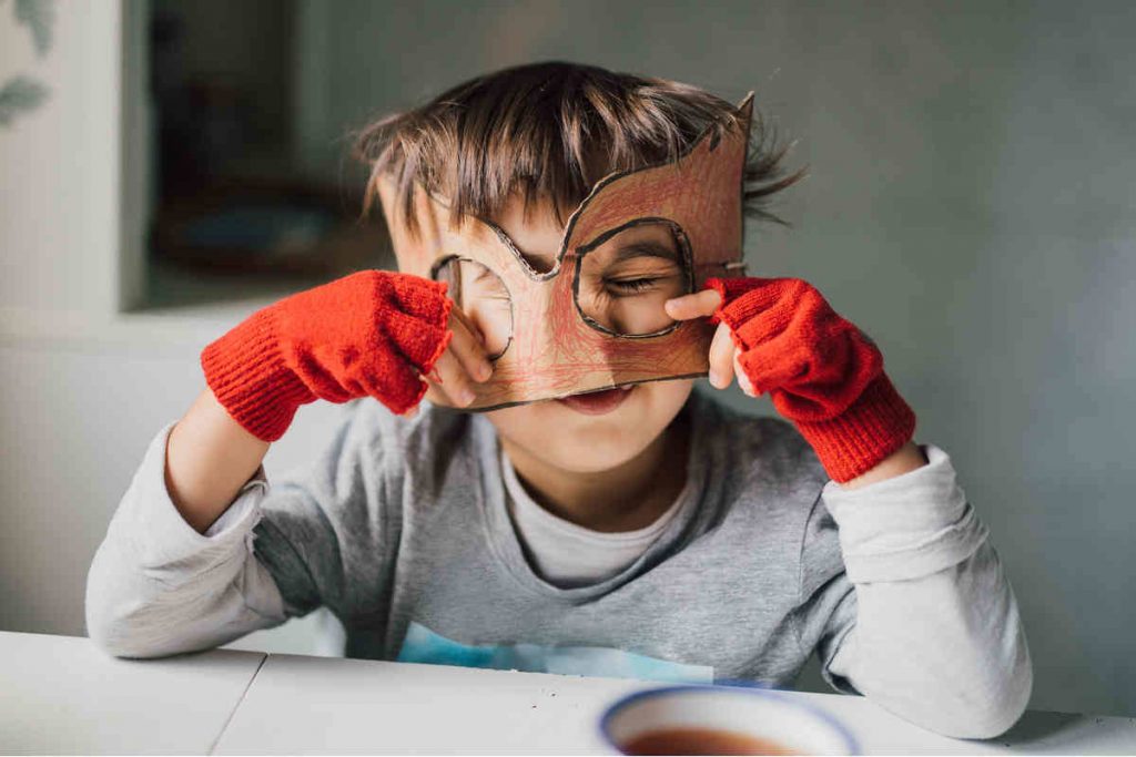 bambino con maschera da volpe 
fai da te 