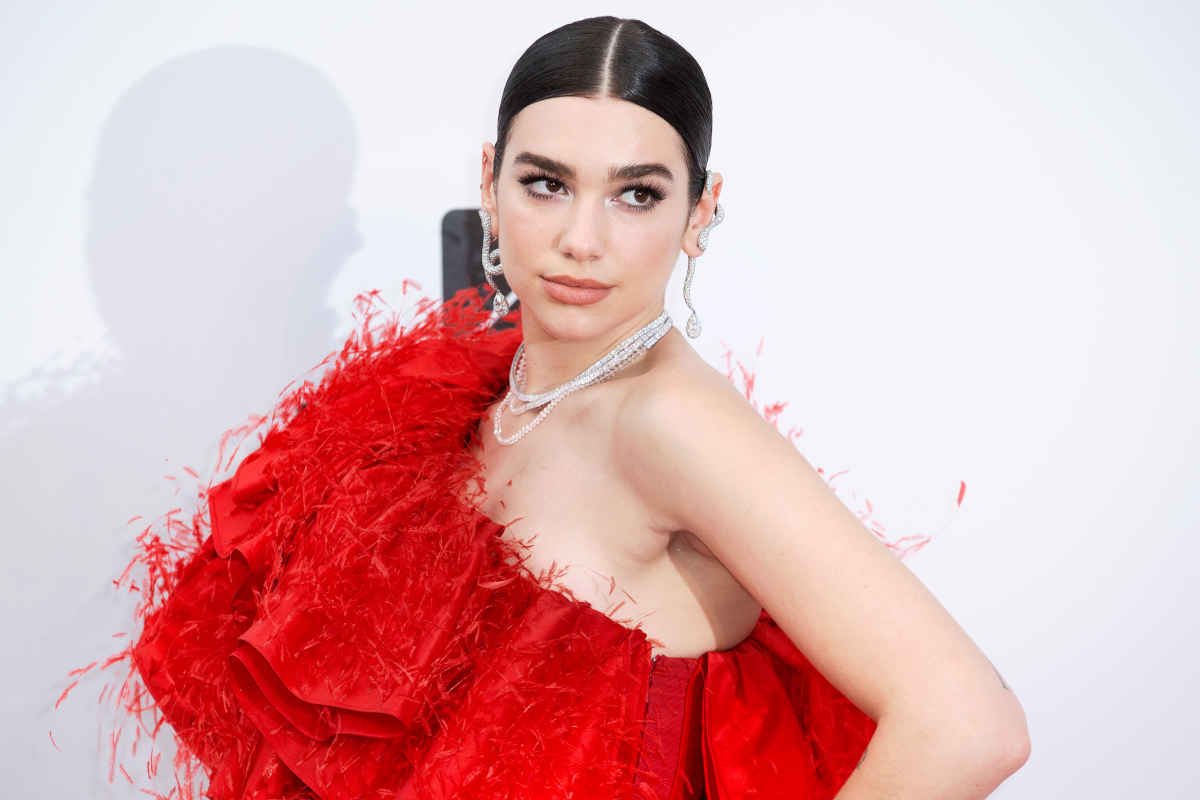 la cantante dua lipa in abito rosso