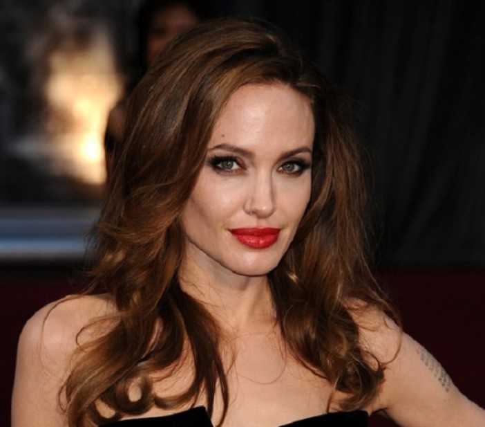 angelina jolie oscar 2012 600x527