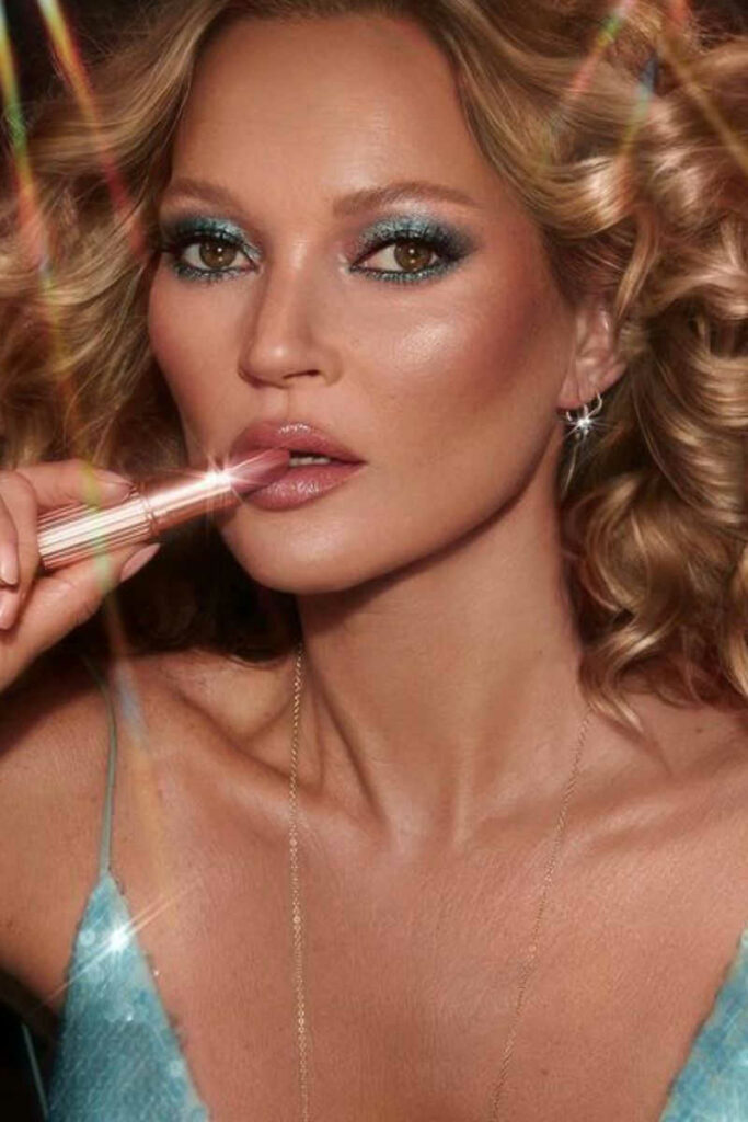 Kate moss con ombretto glitter azzurro e gloss nude