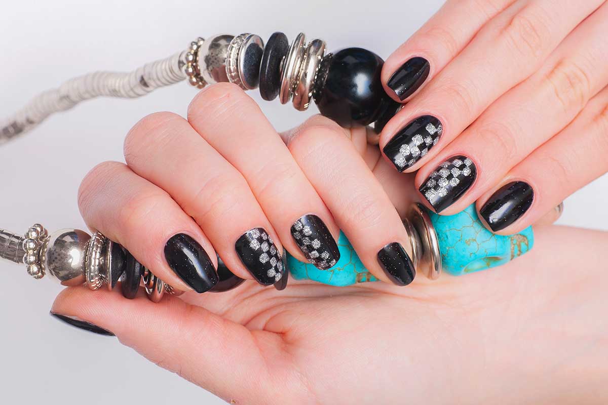 Nail art a scacchi: la geometria diventa pura magia sulle unghie