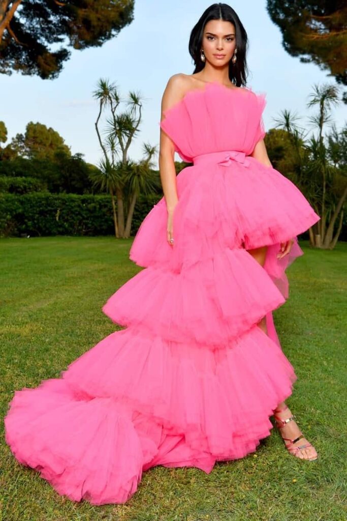 Kendal jenner indossa abito lungo rosa in tulle