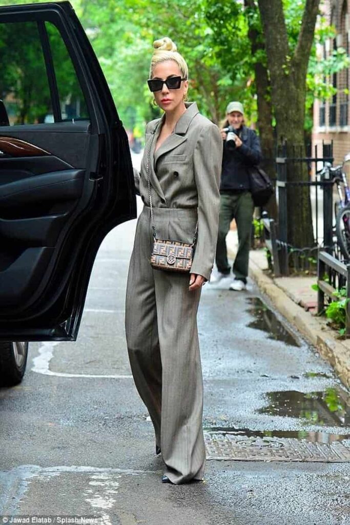 Lady Gaga completo vintage gessato grigio