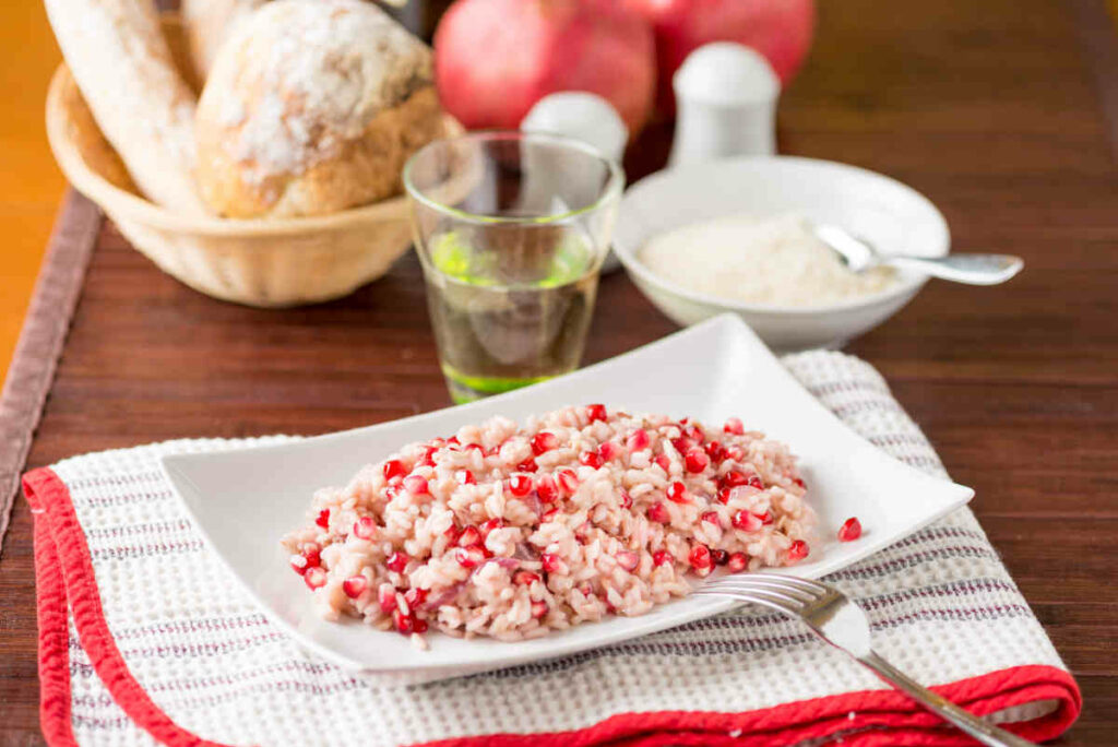 piatto rettangolare con porzione di risotto al melograno