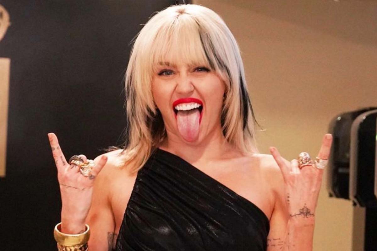 Grazie Miley Cyrus, è Skunk hair mania: capelli bicolore è l’idea più rock di sempre!