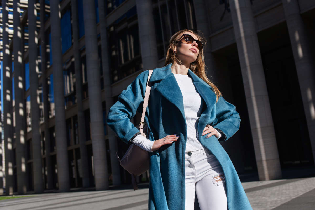 L’abito non farà il monaco, ma un cappotto blu fa tutto il look