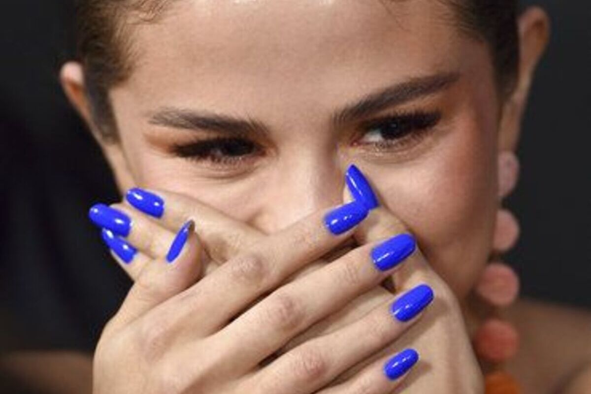 Selena Gomez unghie blu tendenza primavera 2022
