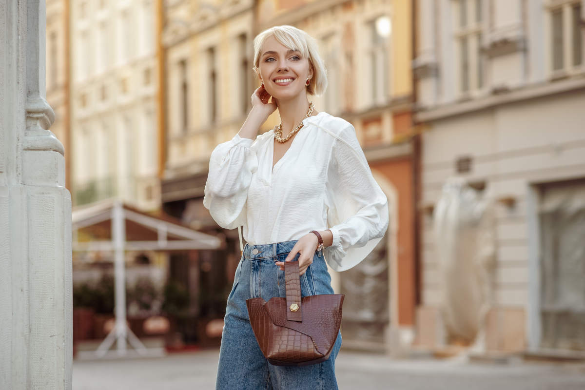 Ragazza con borsa stampa coccodrillo