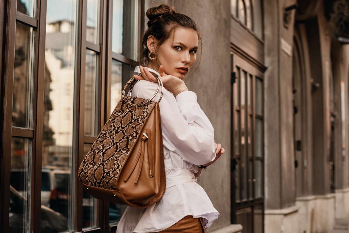 Ragazza con borsa pitonata