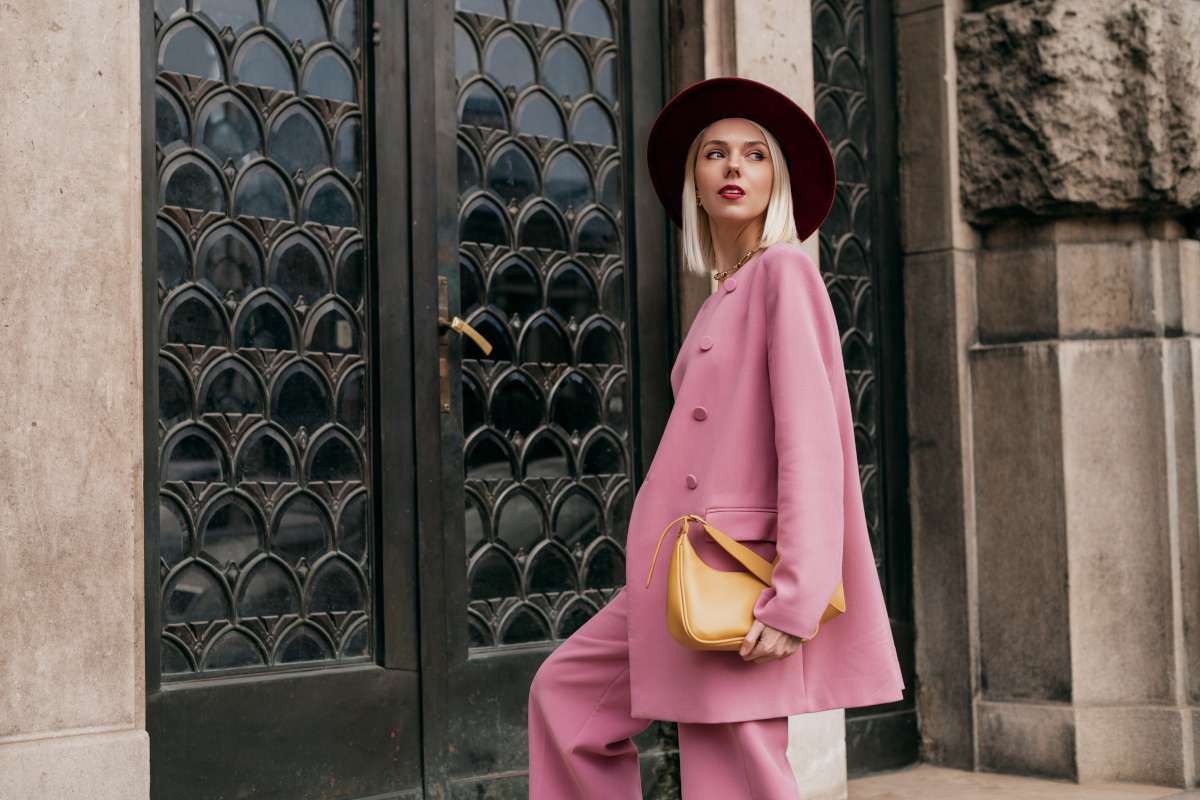 Ragazza con outfit rosa
