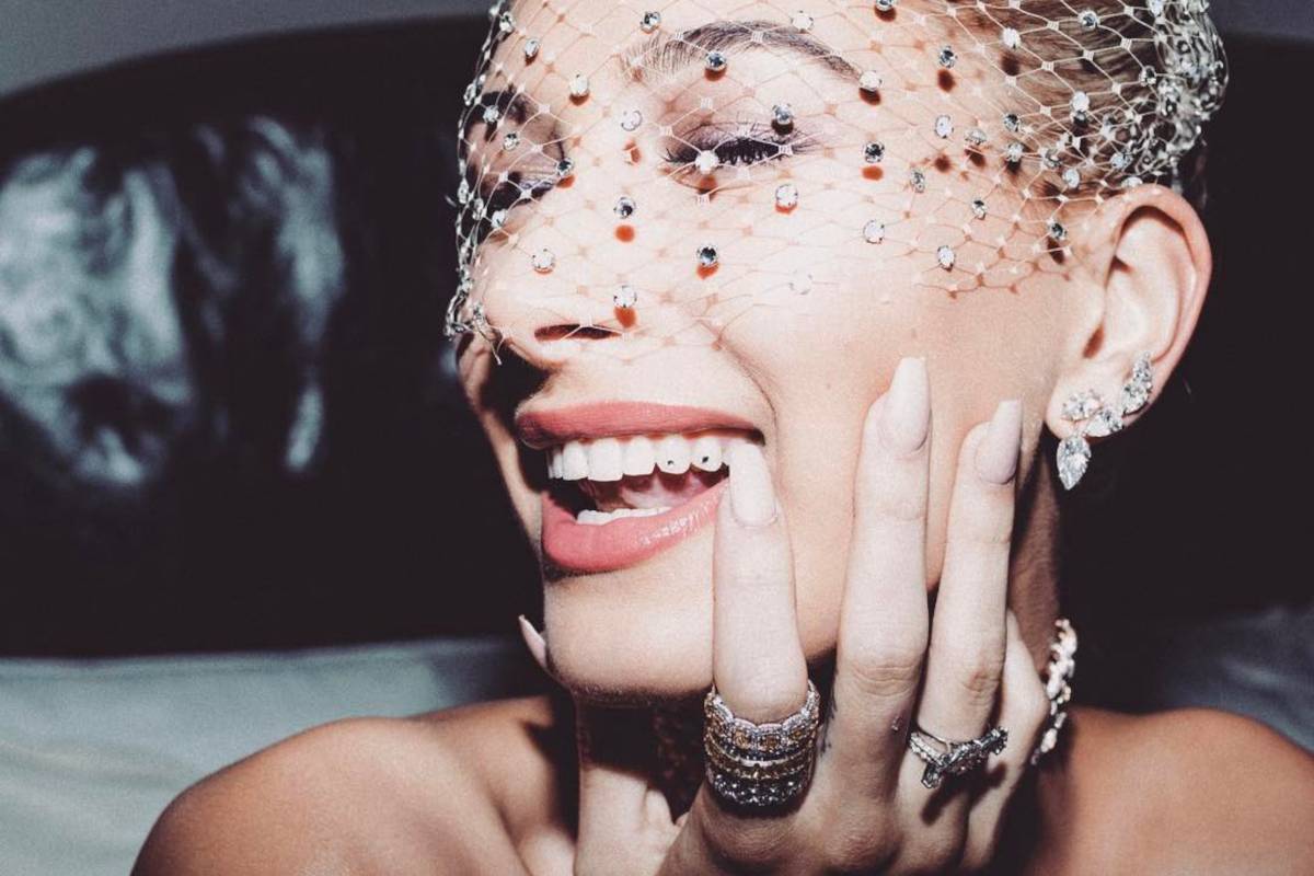 Hailey Bieber gioielli denti