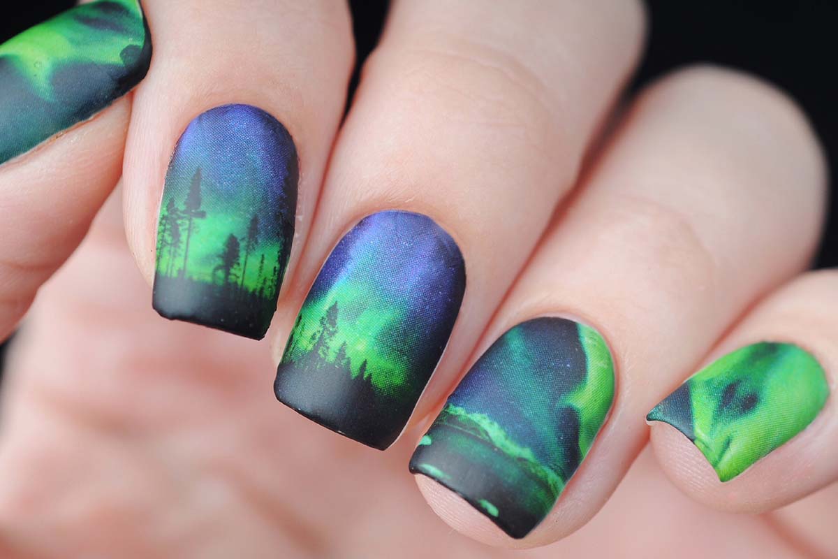 Unghie aurora: il cielo sulle mani con questa magica nail art