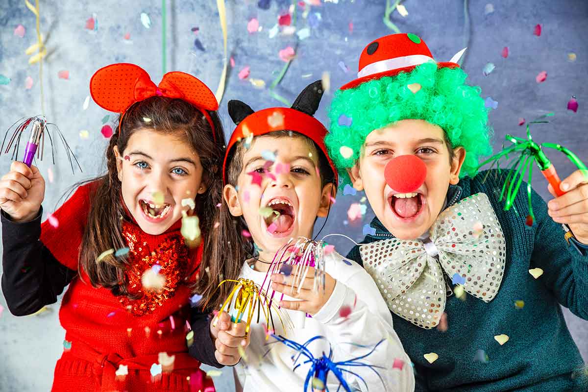 Bambini che festeggiano Carnevale con degli indovinelli divertenti