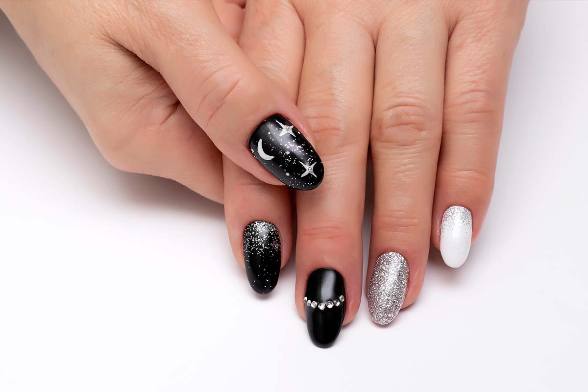 La nail art di primavera è celestiale: Luna e stelle da sfoggiare sulle unghie