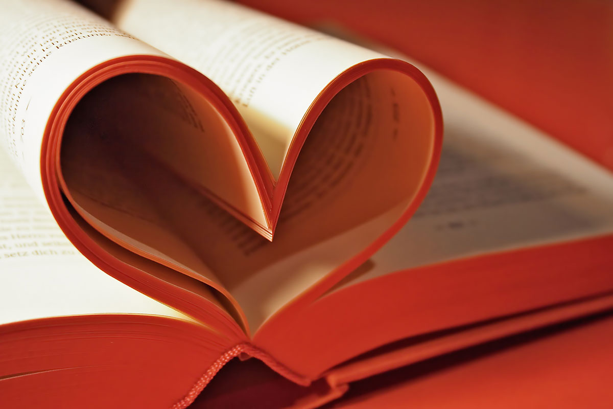 Libro con pagine a forma di cuore contenente delle poesie d'amore