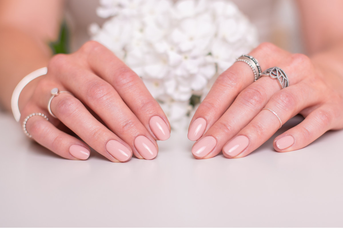 mani con smalto nude
