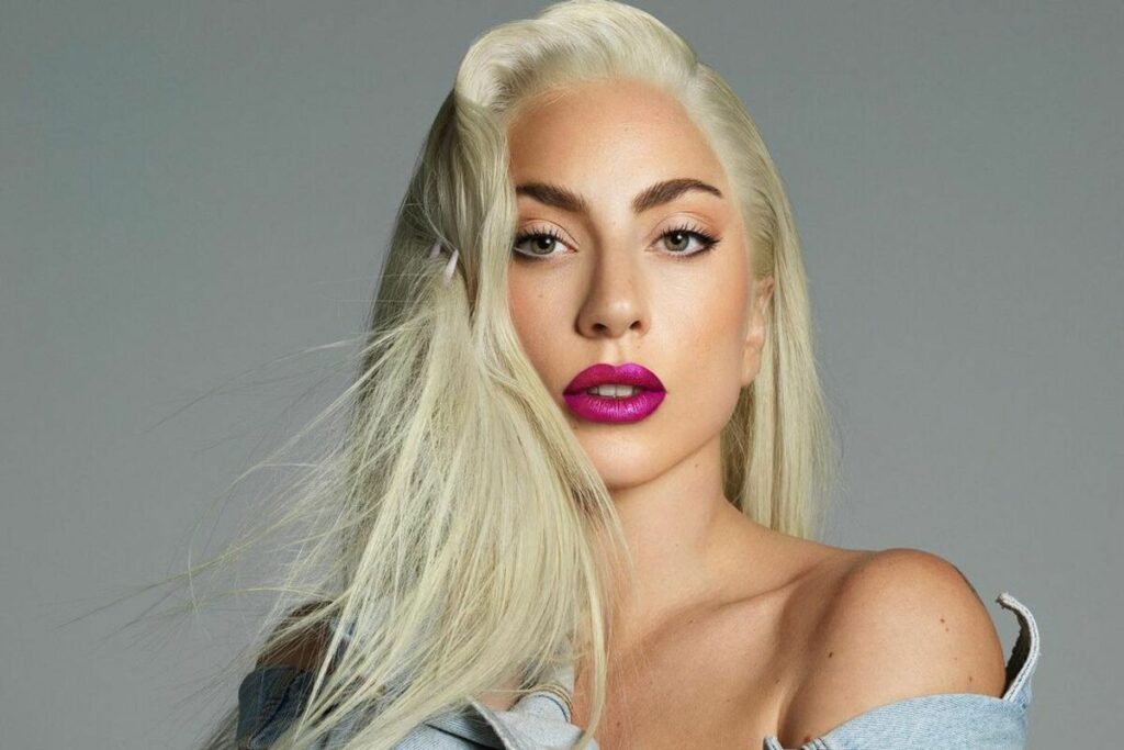 Lady Gaga con capelli lunghi biondi e riga laterale