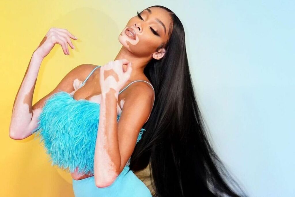 Winnie Harlow con capelli lunghissimi lisci e neri