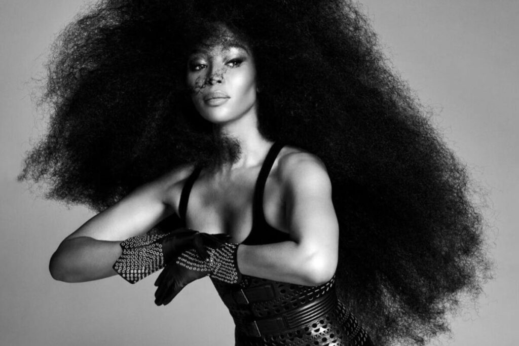 Naomi Campbell con capelli lunghi ricci afro