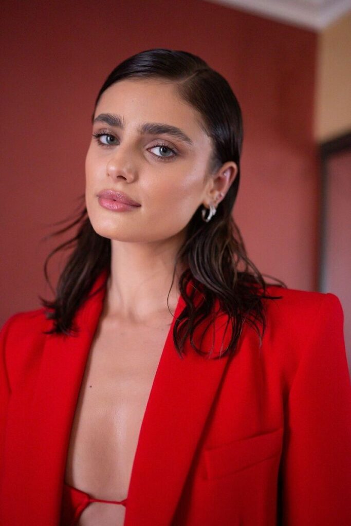 Taylor Hill con taglio medio mosso per l'autunno inverno