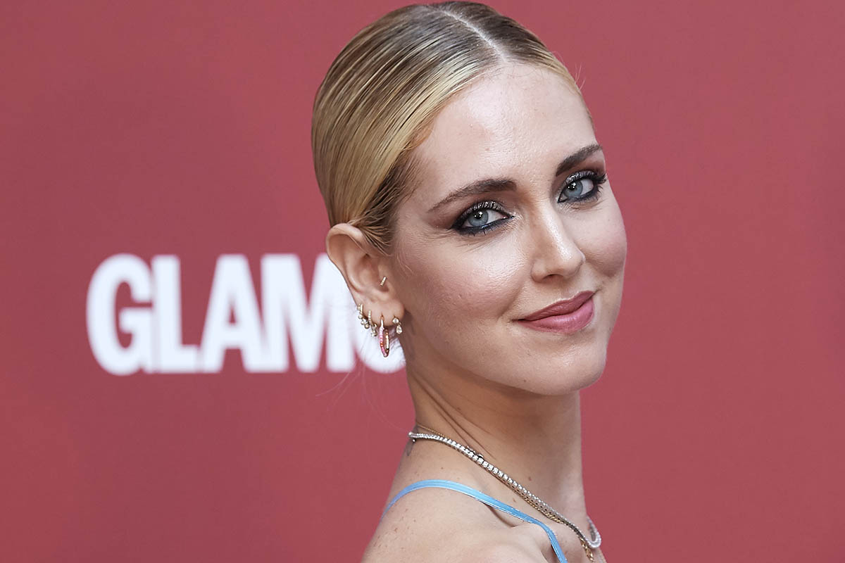 Il look di Chiara Ferragni è Cruella style per un inverno super fluffy