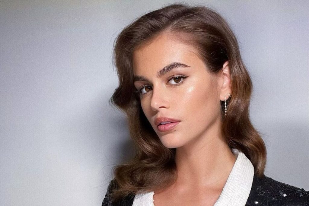 Kaia Gerber con taglio medio mosso - tagli di capelli medi autunno inverno